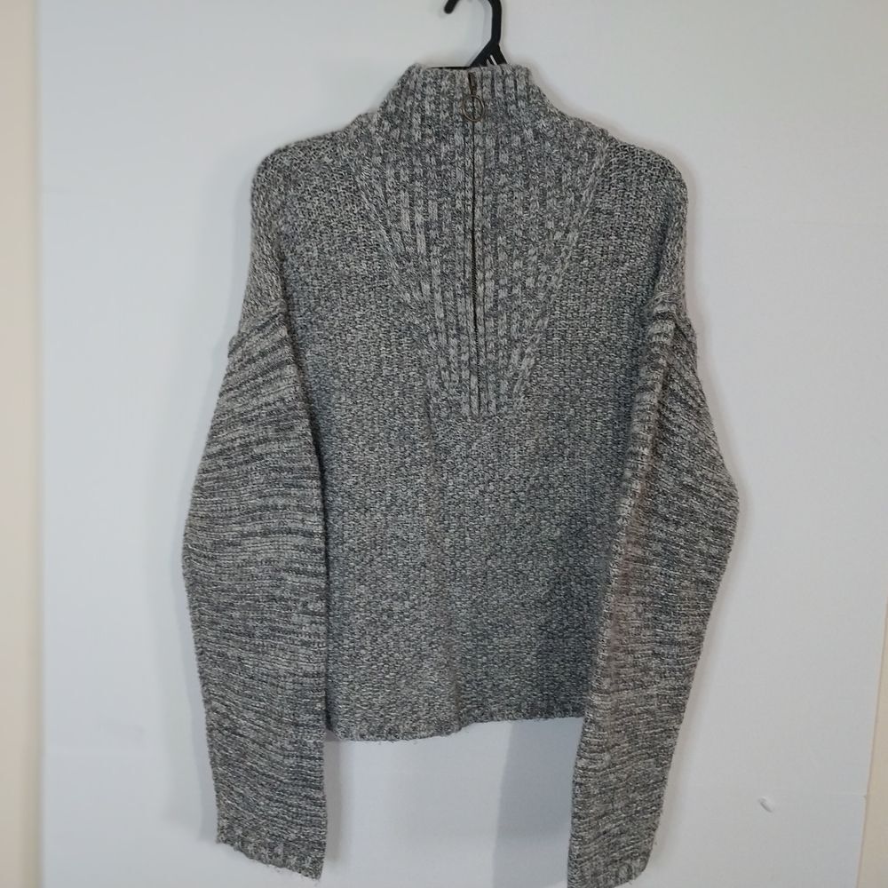 Universal Thread Size L Gray V-Neck Knit Sweater